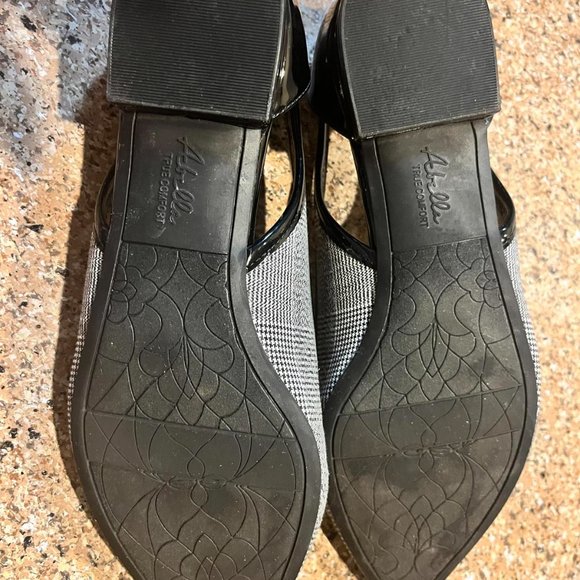 NWOT Abella Plaid Pointed-Toe Flats (7M) - Picture 6 of 7